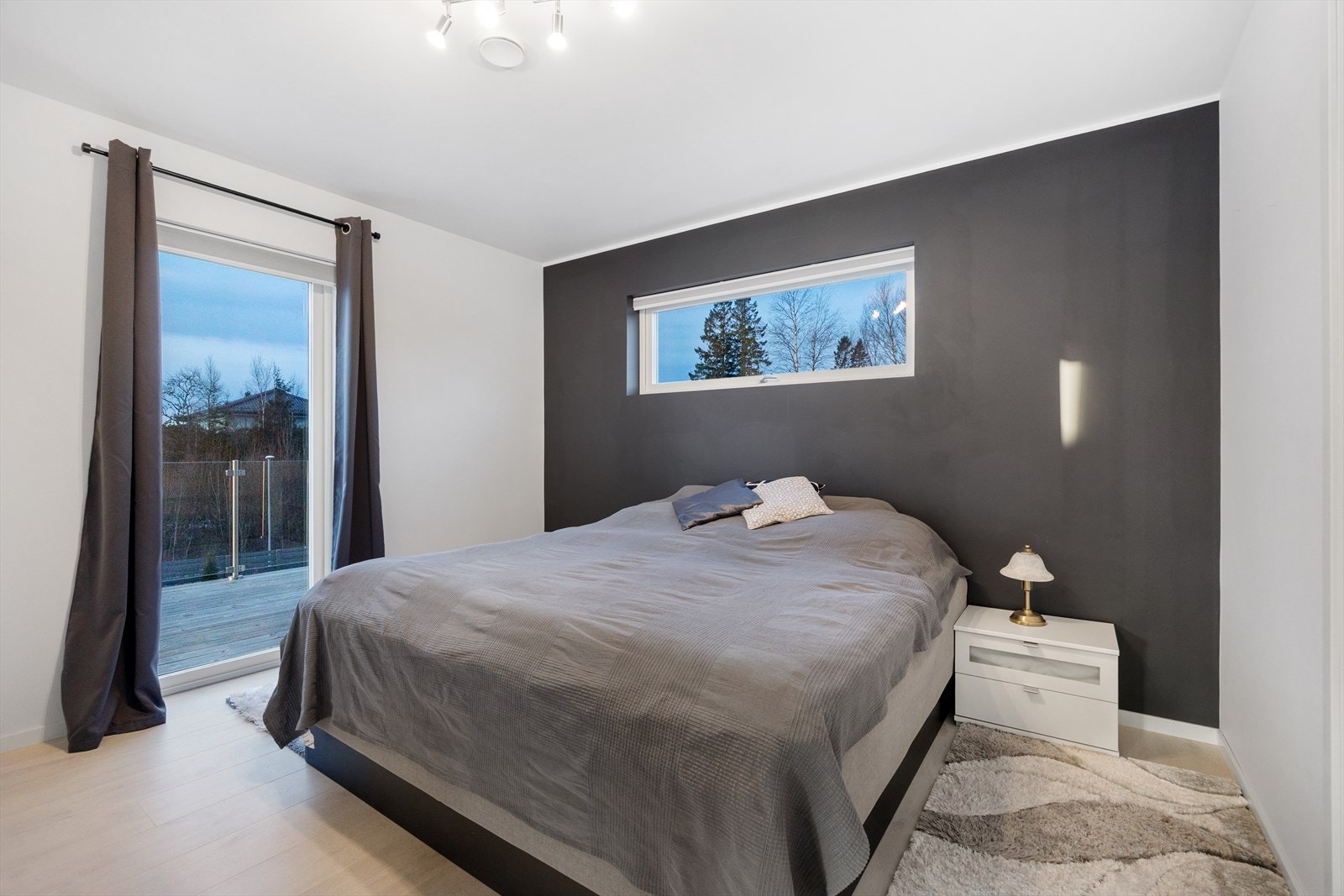 Her har man god plass, samt walk in closet på høyresiden i bilde. Galleribilde