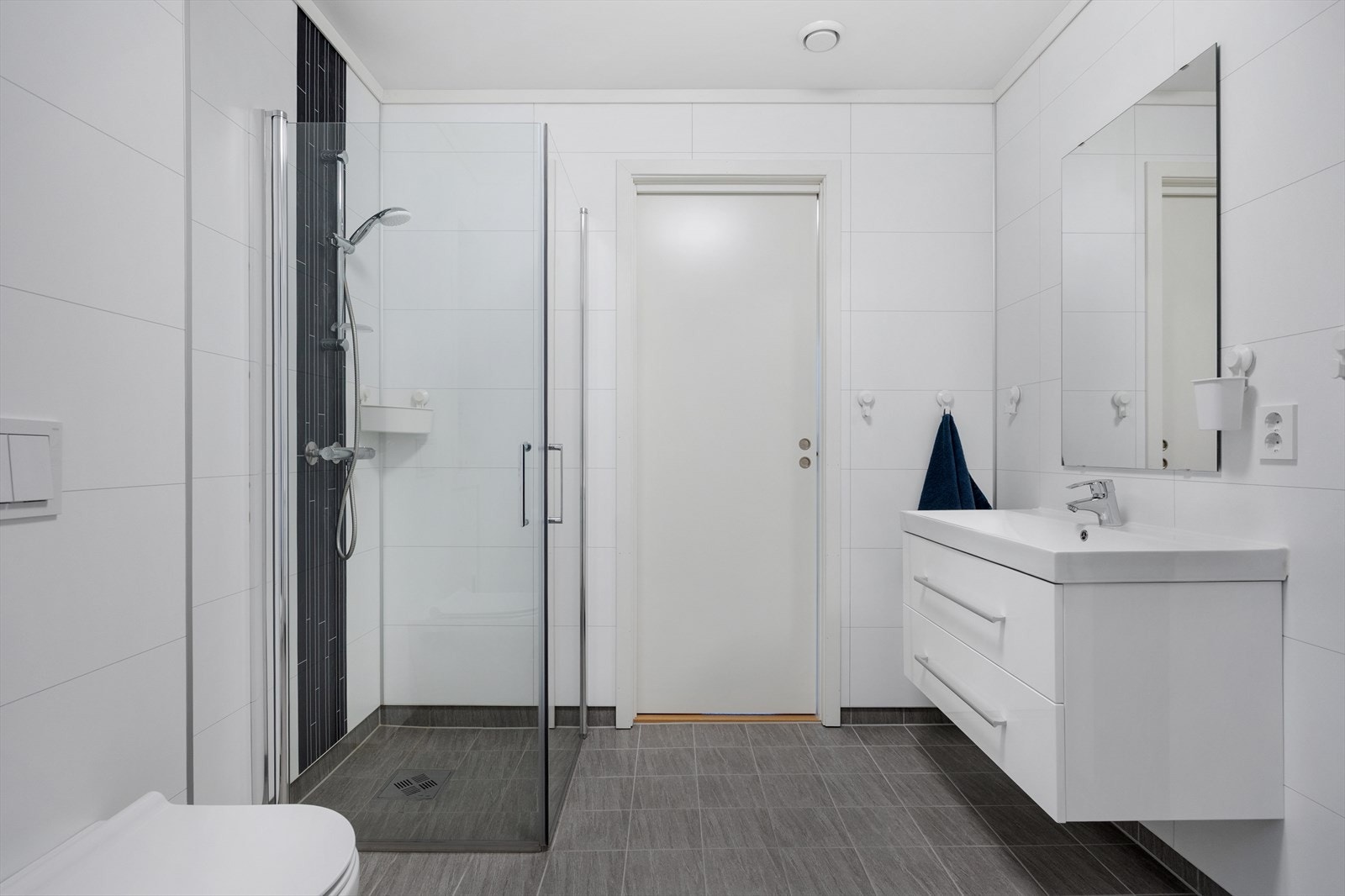 Huset har 2 fullverdige bad. Det første badet er i 1. etasje. Galleribilde