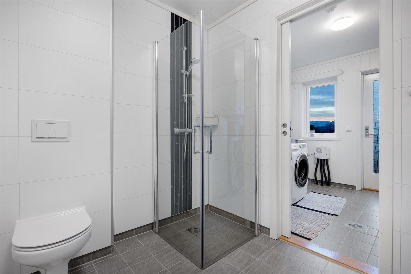 Badet måler 5,5 kvm og er utstyrt med det en skulle trenge. Fra badet er det også direkte tilgang til vaskerom. Noe som er svært praktisk. Galleribilde