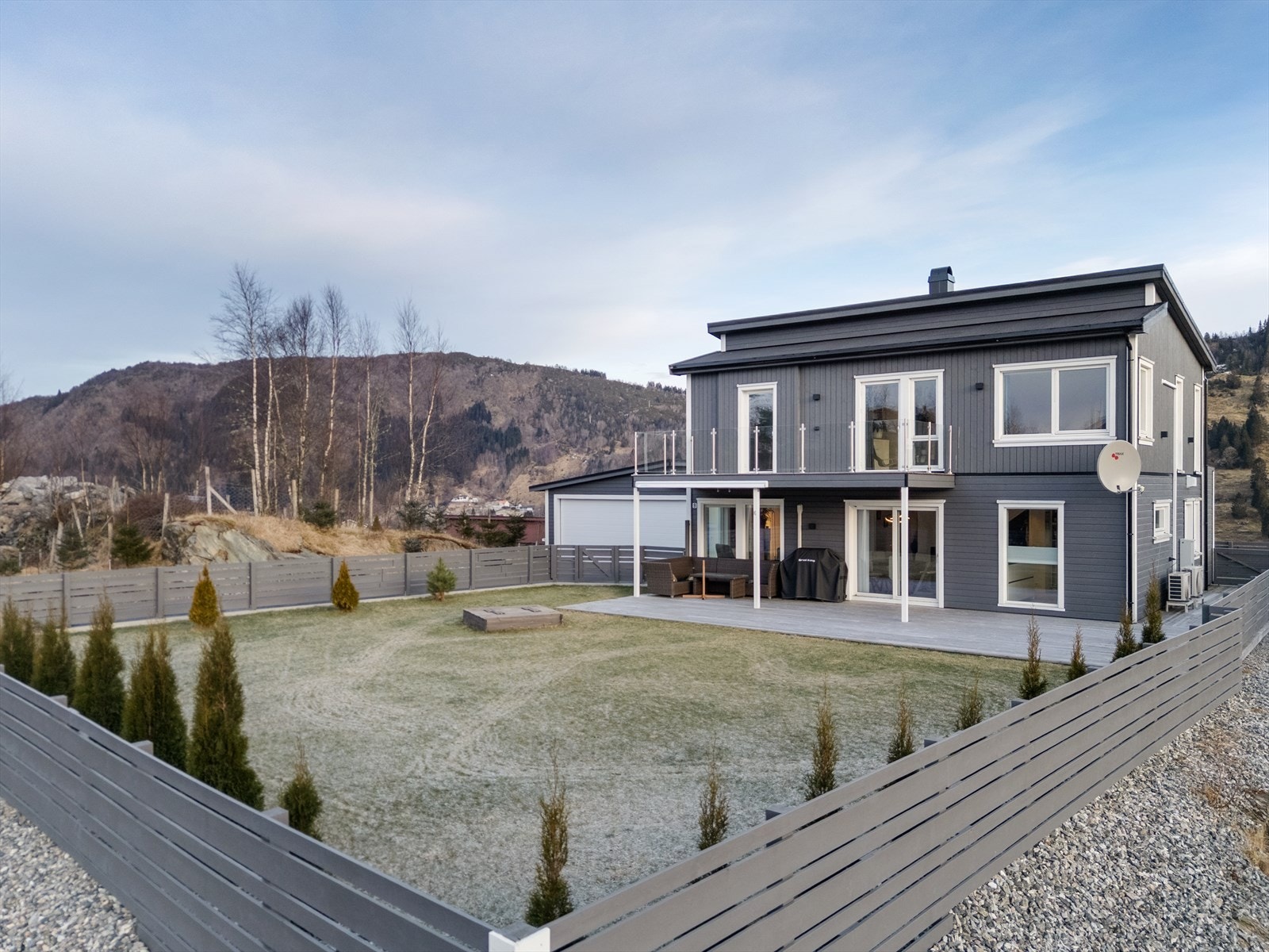 Huset har en stor dobbel garasje og hage som er inngjeret, flat og pent opparbeidet. Galleribilde