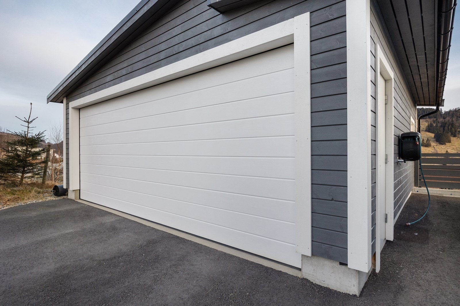 Boligens doble garasje kommer godt med. Galleribilde