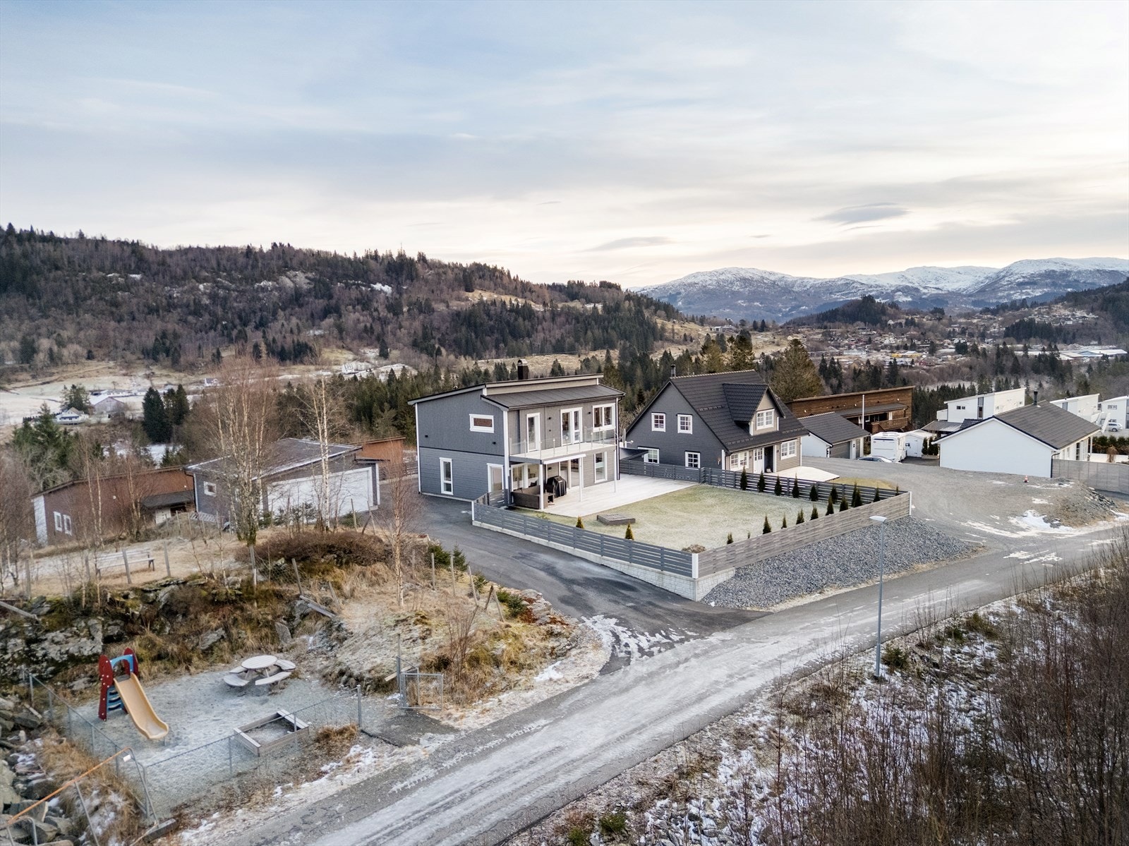 Dette er en nyere enebolig fra 2022 med gode kvaliteter. Galleribilde