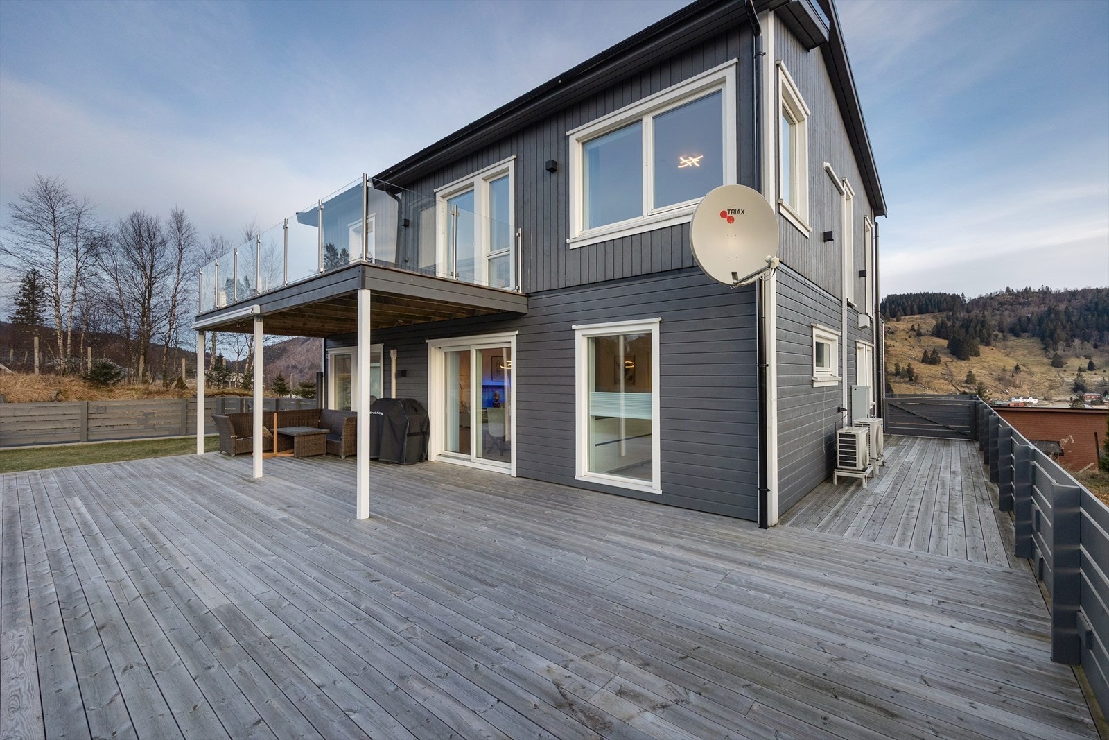 Huset har terrasse på hele 76 kvm! Denne brukes det mye tid på når solen steiker på sommerstider. Galleribilde