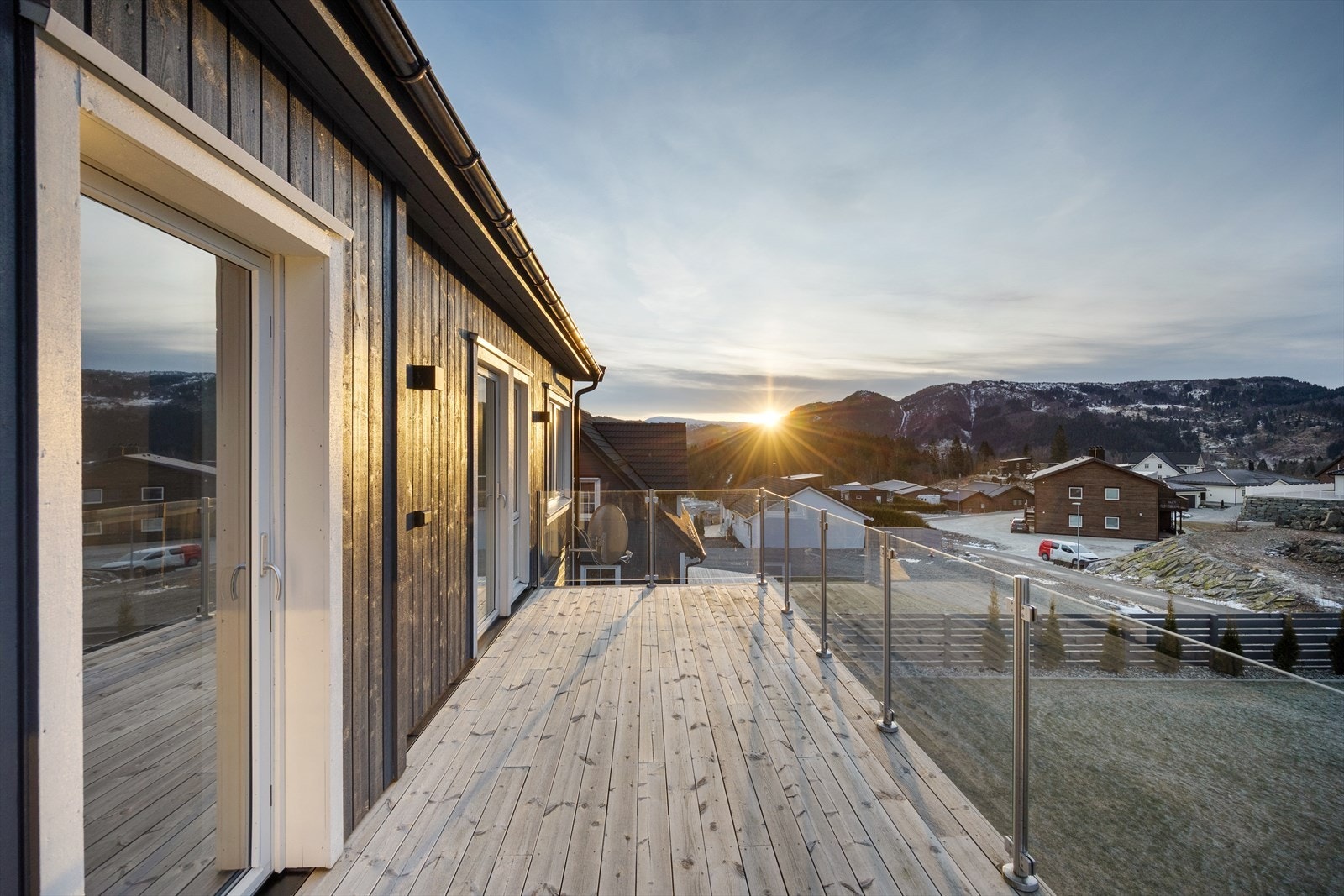 Balkongen har et pent glassrekkverk. Galleribilde