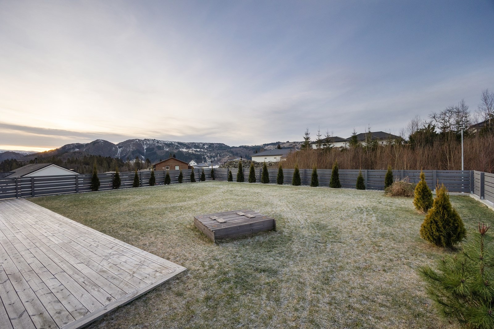 Huset har en fin plassering i det nyere boligfeltet på Loftås. Galleribilde
