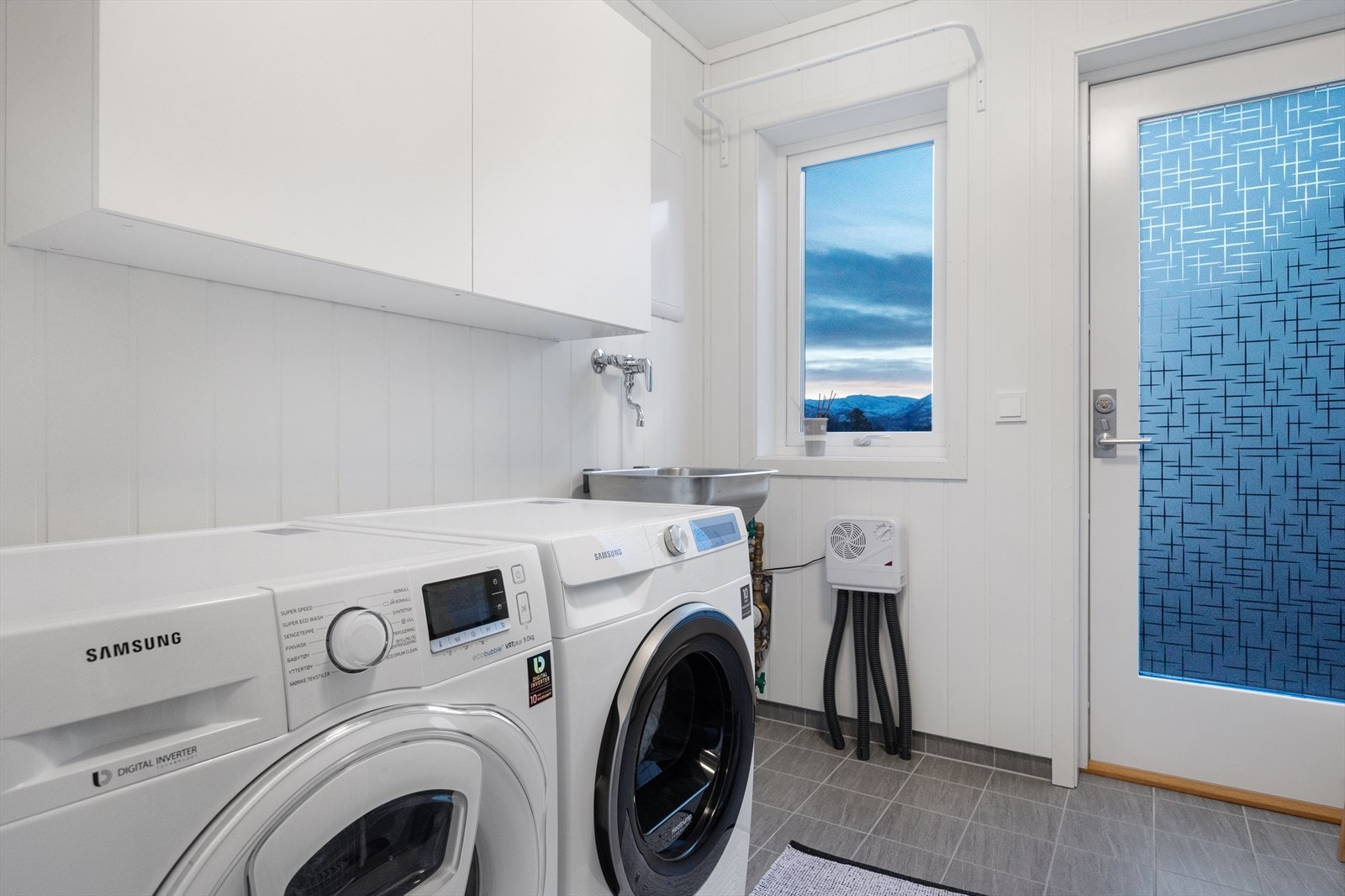 Vaskerommet er av samme stil som badet og måler 5,5 kvm. Dette har egen inngang utenfra også, noe som kommer godt med dersom man har barn eller hunder som har vært ute i regnværet her på Vestlandet. Galleribilde