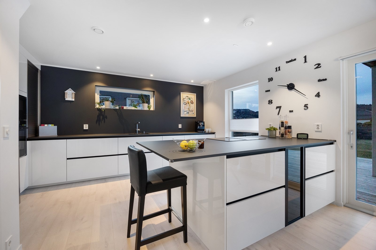 Her kan man kose seg med å lage mat på et nydelig kjøkken med kvalitetshvitevarer som NEFF og LG kjøleskap. Galleribilde