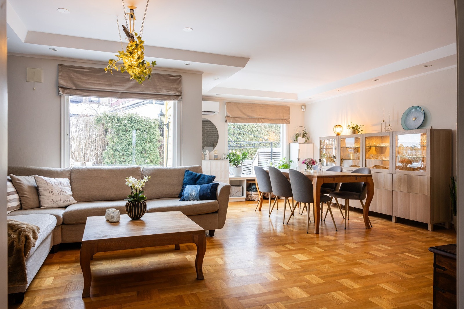 Stuen er romslig og lys med store vindusflater som slipper inn rikelig med dagslys Galleribilde