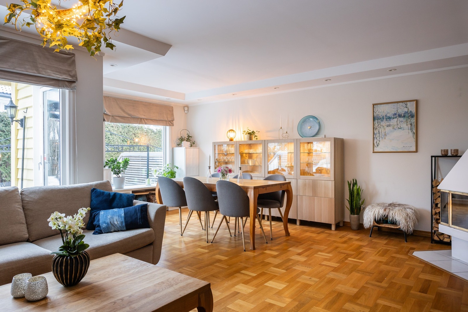 Her er det god plass til både sofagruppe og spisebord. Galleribilde