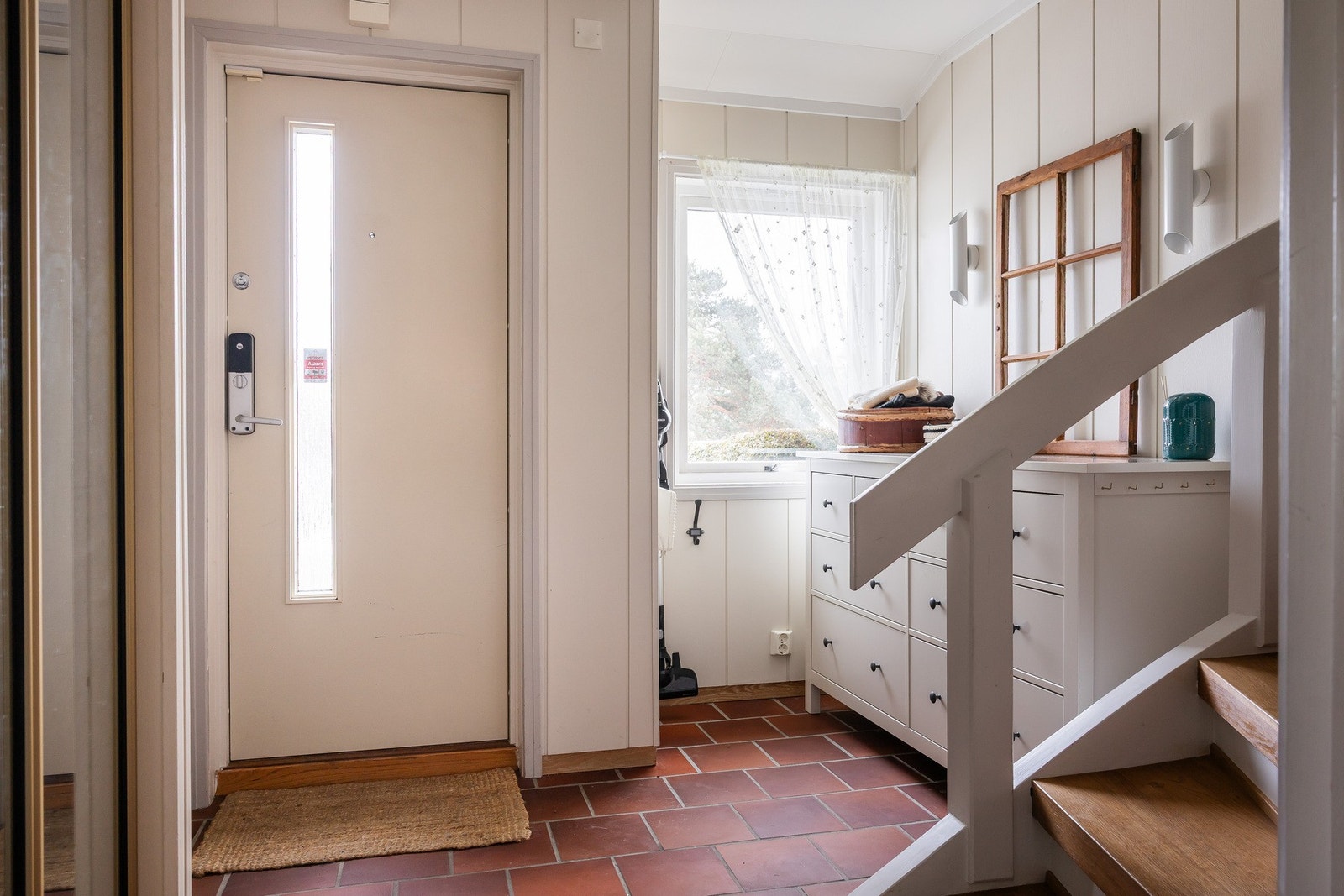 Romslig gang ved inngangsparti. God plass for oppbevaring av yttertøy mm. Galleribilde