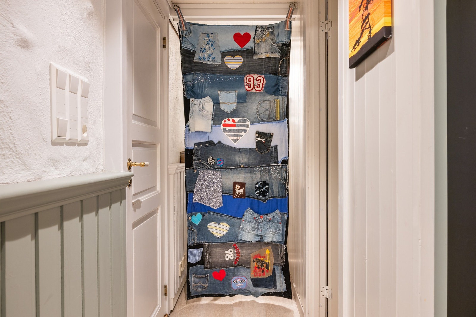 Boligen har flere boder i kjeller med gode lagringsmuligheter, i tillegg til skap- og bodplass i - skapplass i øvrige etasjer og lagringsplass på kryploft. Galleribilde