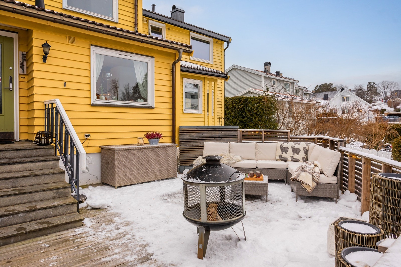 Boligen har en attraktiv beliggenhet i et meget barnevennlig og veletablert boligområde på Munkerud i bydel Nordstrand, ca. 8 km fra Oslo sentrum. Galleribilde