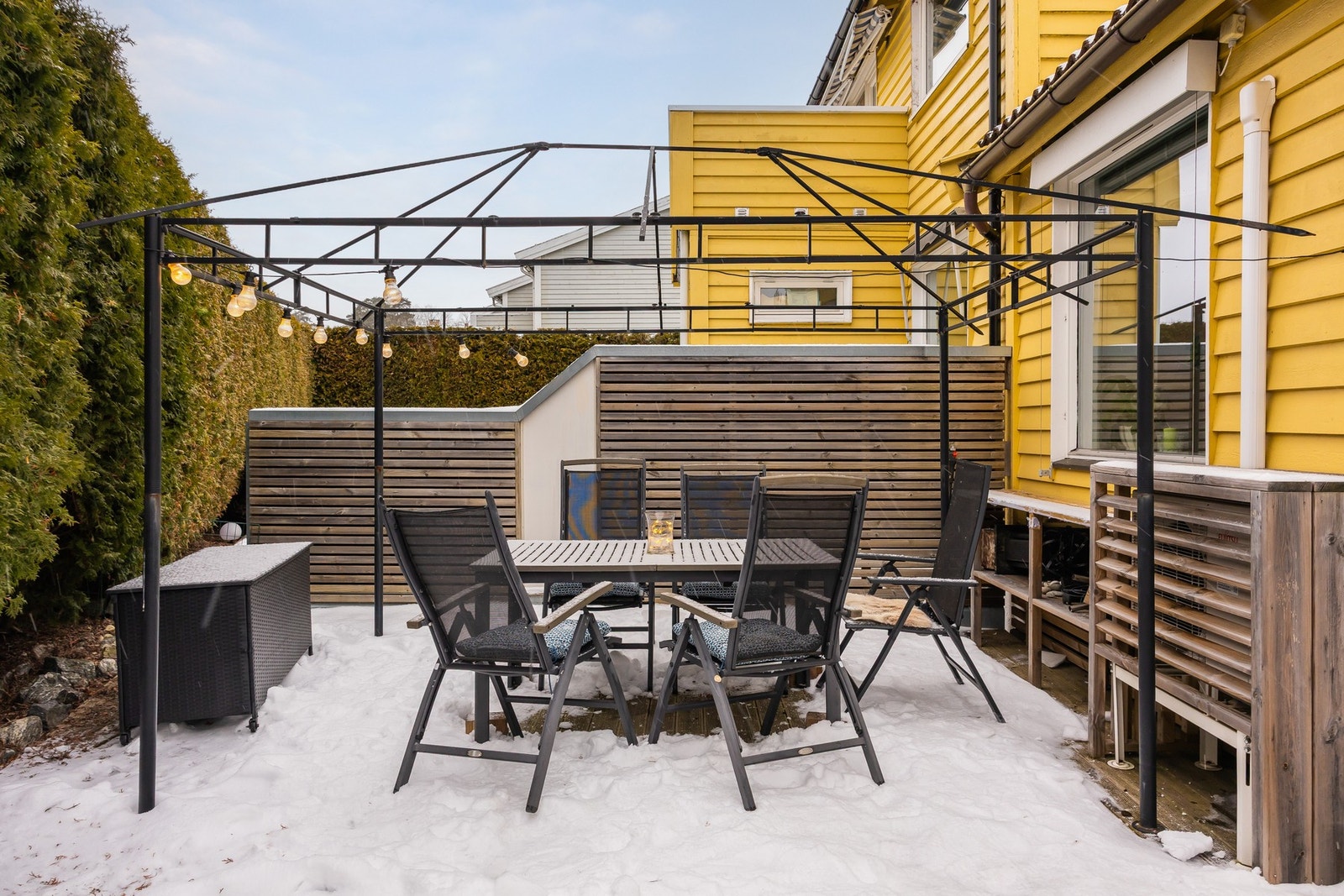 Fra stuen er det direkte utgang til vestvendt markterrasse på ca. 44 m² med gode solforhold sommerhalvåret. Galleribilde