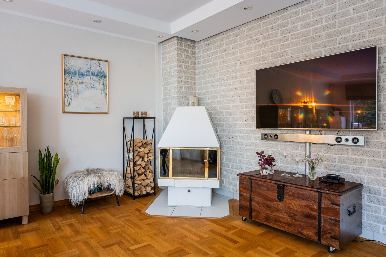 Peis og varmepumpe bidrar til en lun atmosfære og effektiv oppvarming. Galleribilde