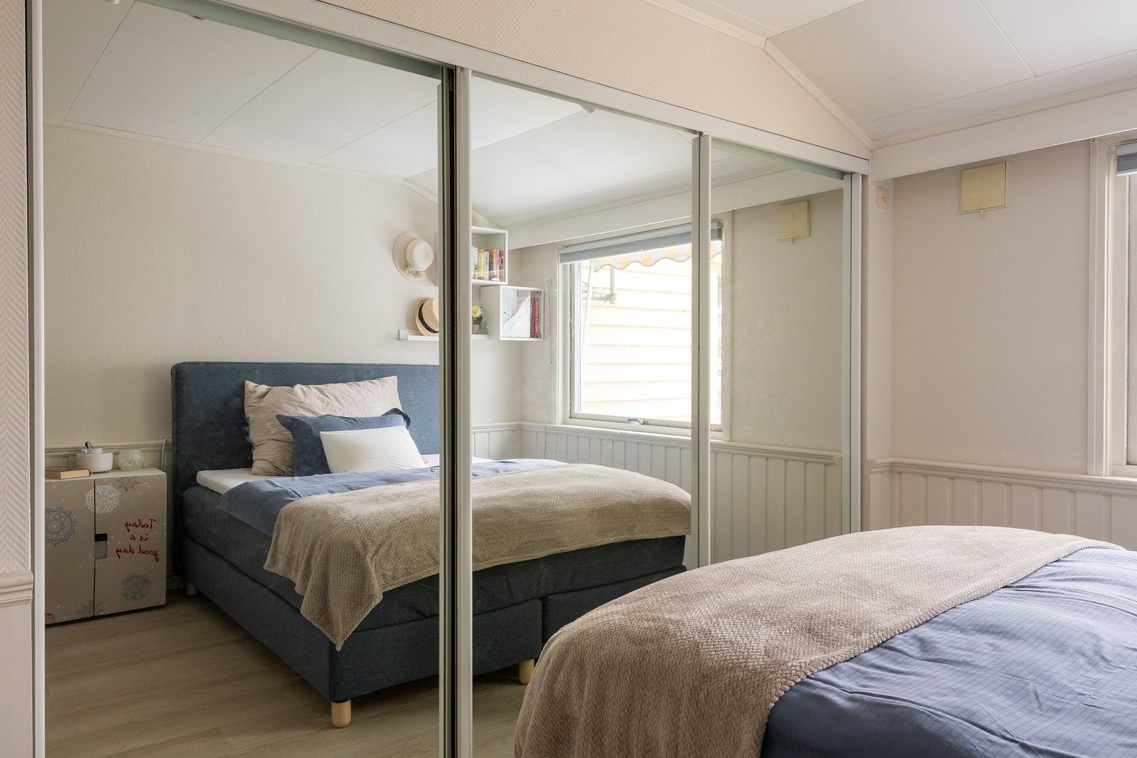 Rommet har romslig skyvedørsgarderobe. Galleribilde