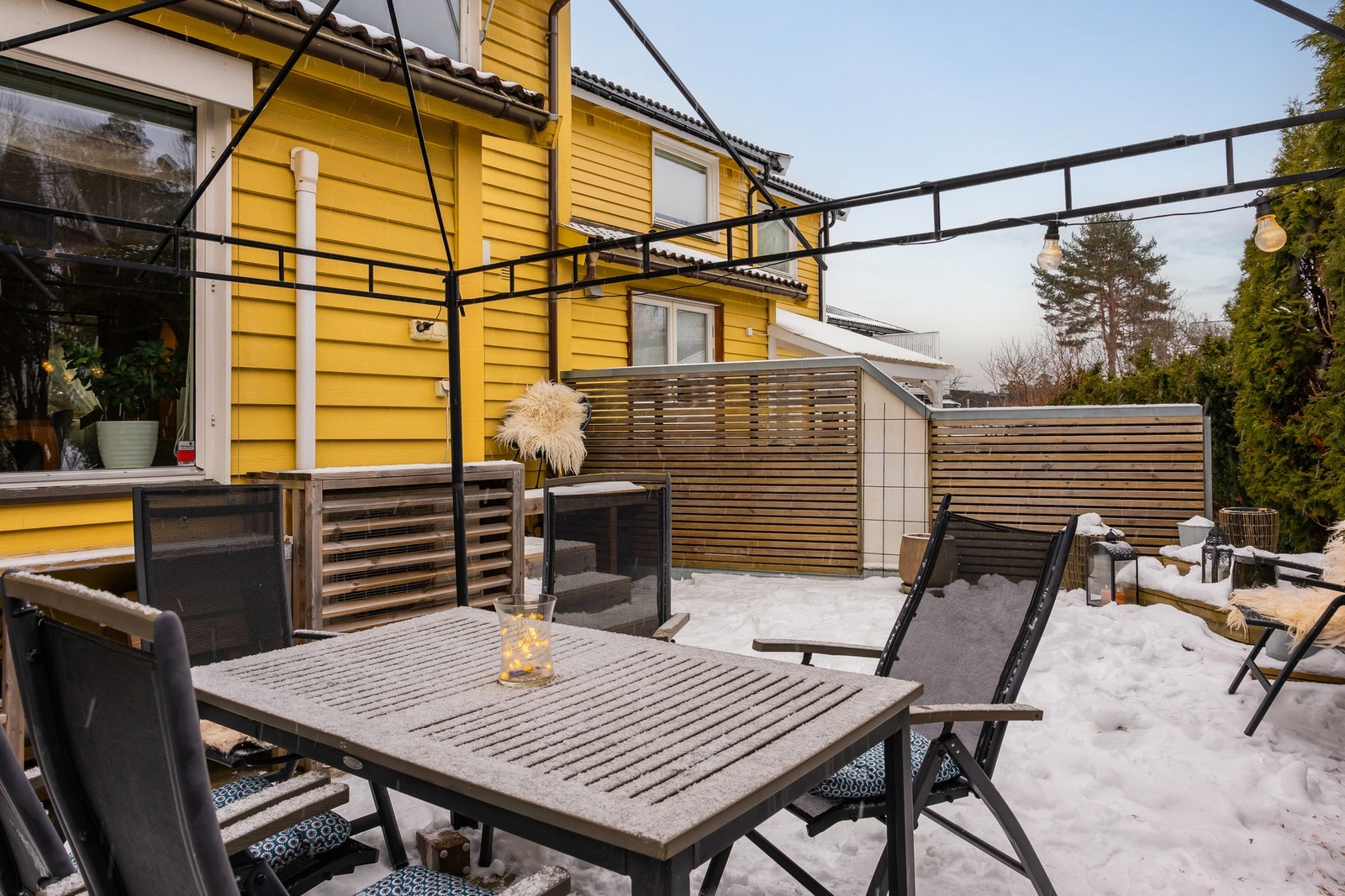 Det er god plass til rikelig med utemøbler, samt at det er fin plass for pergola. Galleribilde