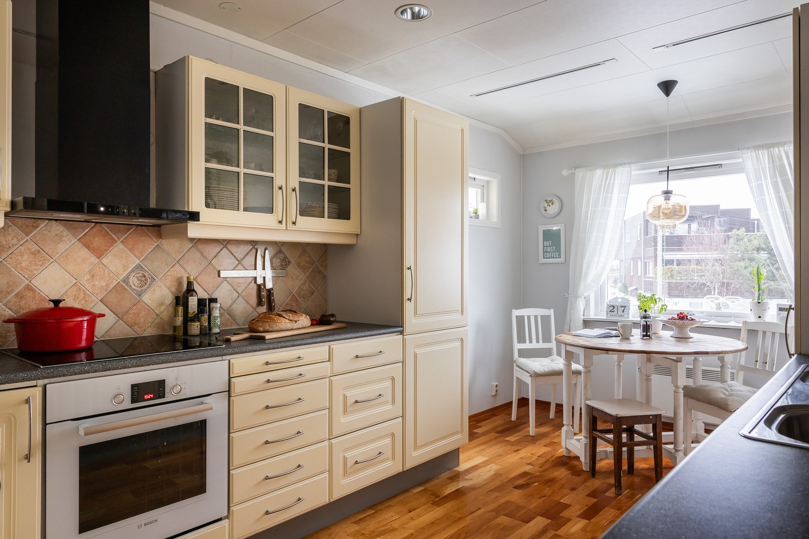 Kjøkkenet ligger separat til fra stuen og har klassisk kjøkkeninnredning med profilerte fronter, laminat benkeplate og integrerte hvitevarer. Galleribilde