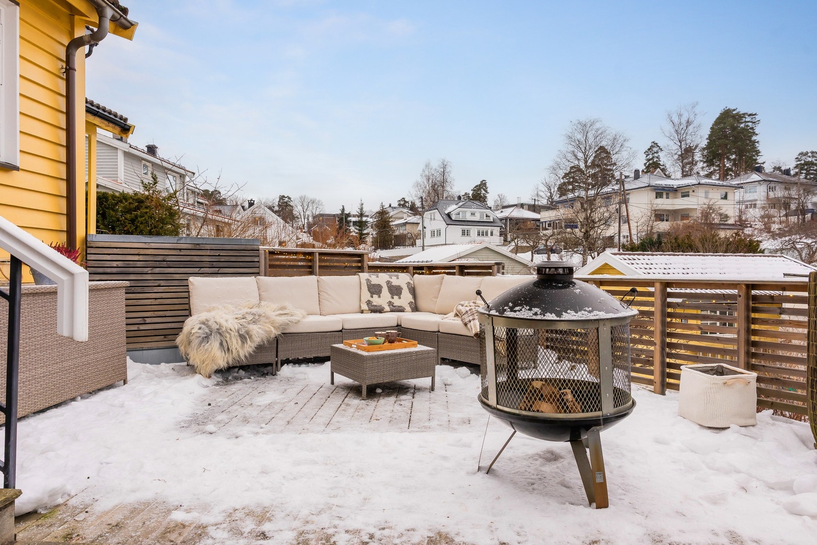 Uteplassen er like hyggelig sommer som vinter. Galleribilde