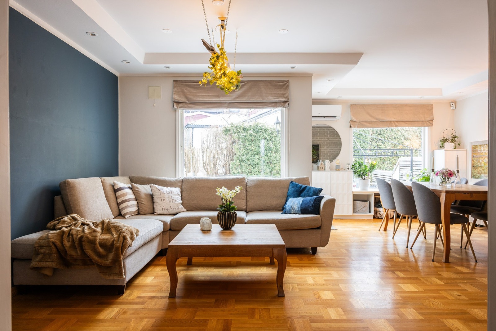 Boligen byr på en gjennomtenkt planløsning med gode oppholdsrom, flere soverom og praktiske tilleggsarealer som gir fleksible bruksmuligheter for både barnefamilier og par i ulike livsfaser. Galleribilde