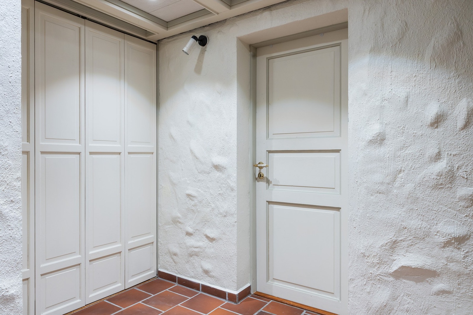 Gang i kjelleren og dør inn til bod. Galleribilde