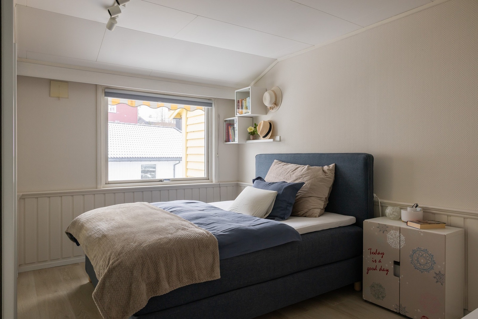 Lyst og hyggelig hovedsoverom av god størrelse. Galleribilde