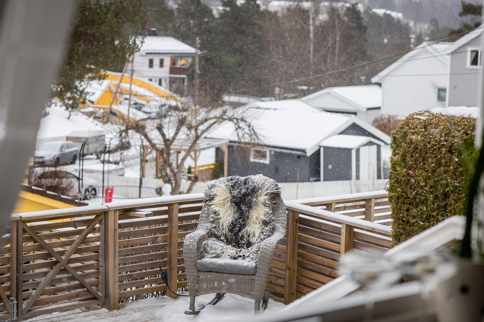 Utsyn fra kjøkkenet mot uteplassen foran huset. Galleribilde