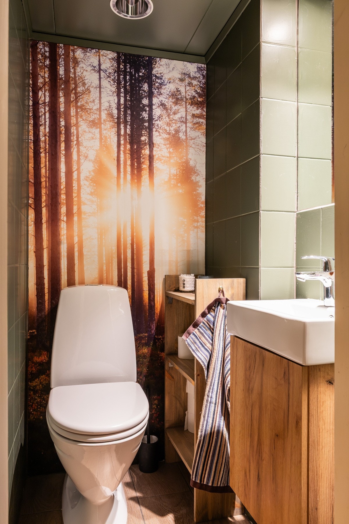 Kjelleren har eget separat toalettrom med servant og toalett, praktisk plassert i tilknytning til vaskerom og kjellerstue. Galleribilde