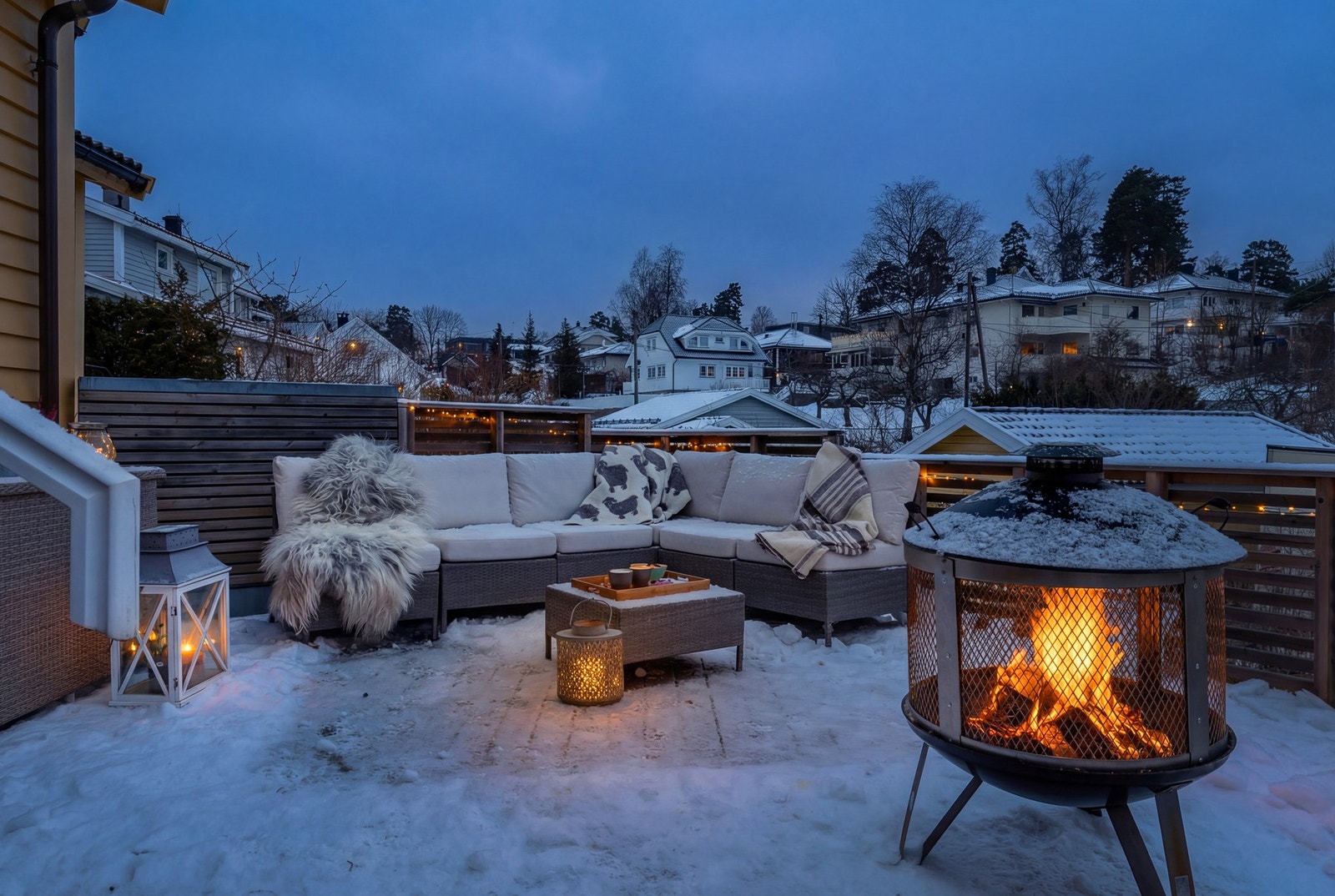 Stor og flott østvendt terrasse på ca. 37 m² ved inngangssiden. Galleribilde