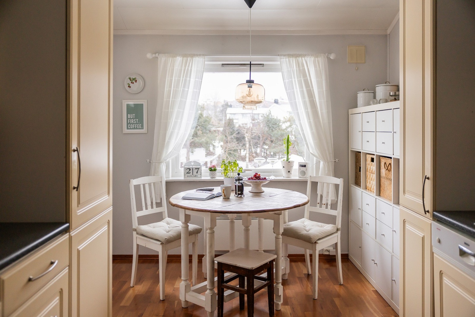 Det er god skap- og benkeplass, samt naturlig plass til spisebord ved vindu. Galleribilde