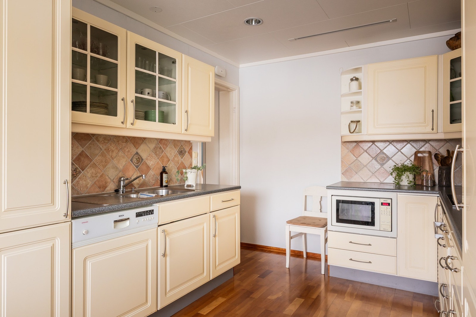 Kjøkkenet fungerer godt i dag, men fremstår med noe alder og gir mulighet for fremtidig modernisering. Galleribilde