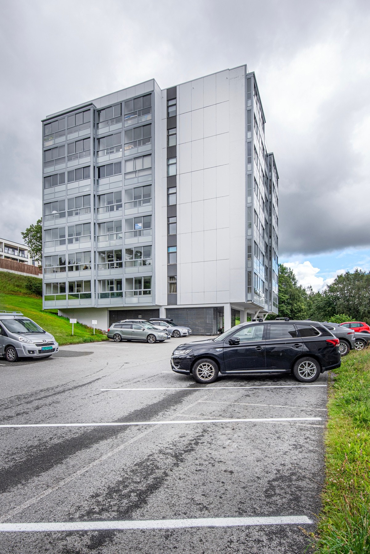 Det er parkering på sameiets tomt. Velkommen til visning! Galleribilde