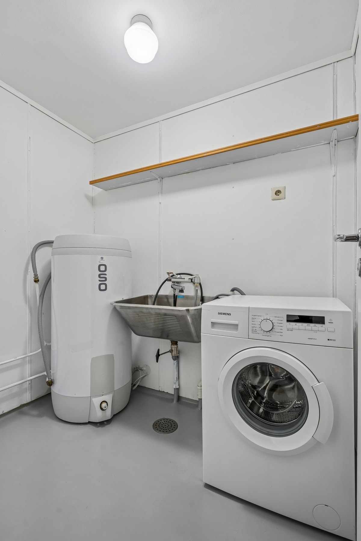 Vaskerom med opplegg for vaskemaskin, v.v.bereder fra 2024 og stålskyllekum. Galleribilde