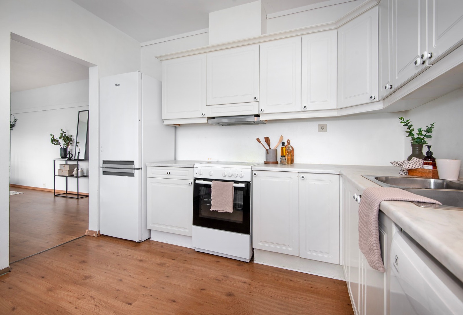 Godt med skap- og skuffeplass, samt fine arbeidsflater for matlaging. Galleribilde