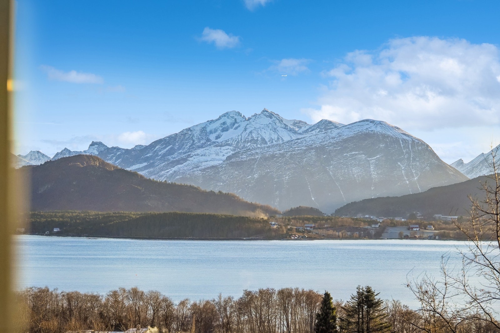 - med flott utsikt mot Borgundfjorden og Sunnmørsalpene. Galleribilde