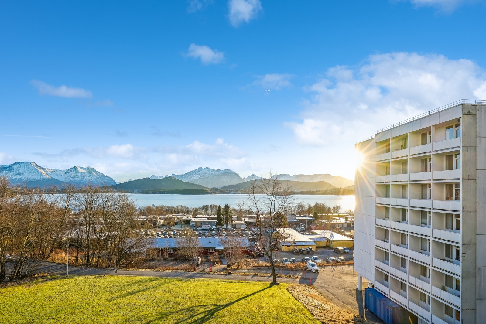 Leiligheten ligger rett ved sykehuset og har gangavstand til det meste av servicetilbud, og til fine- tur og friområder på Åse. Galleribilde
