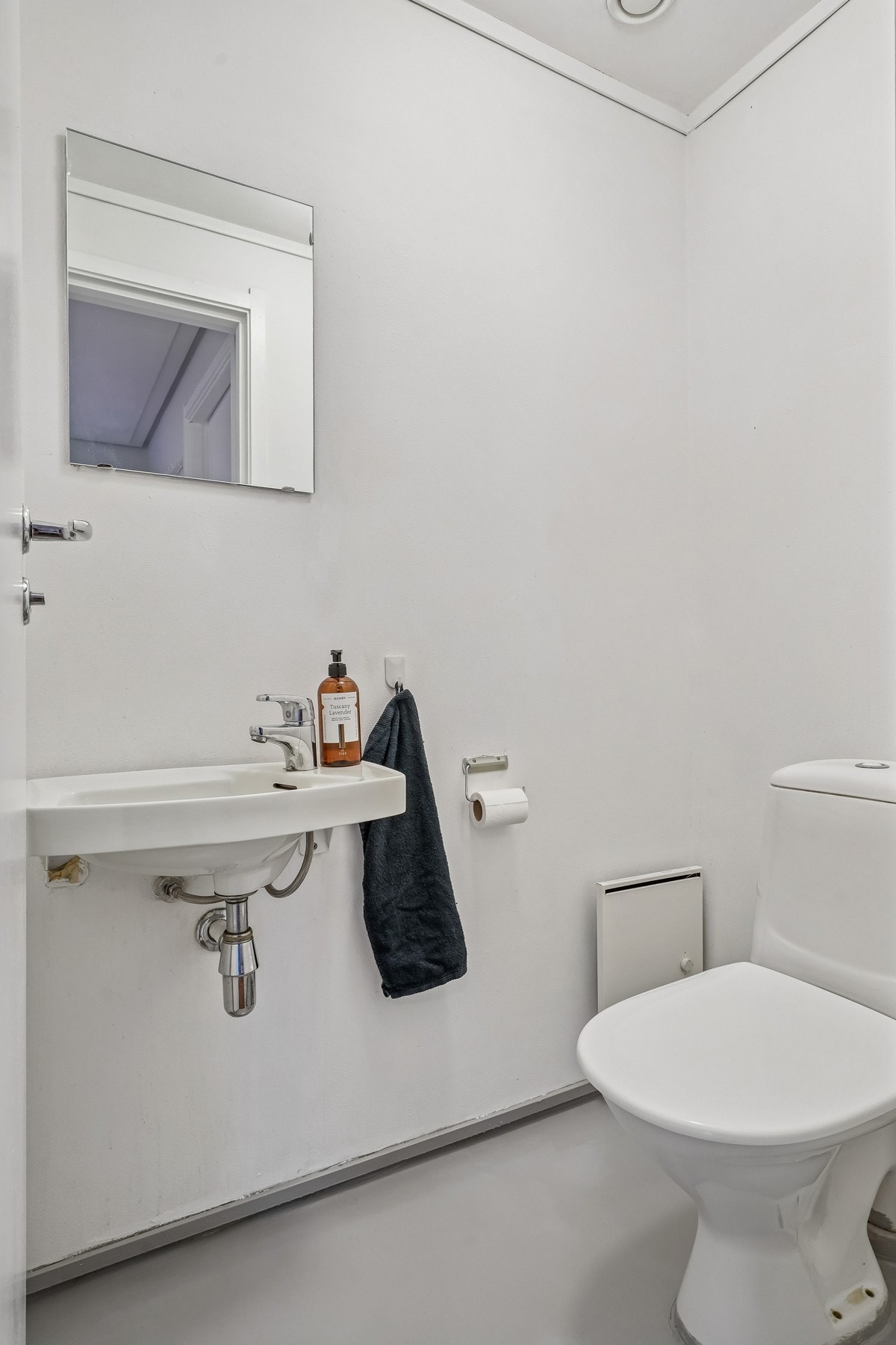 Toalettrom med servant, speil og toalett. Galleribilde