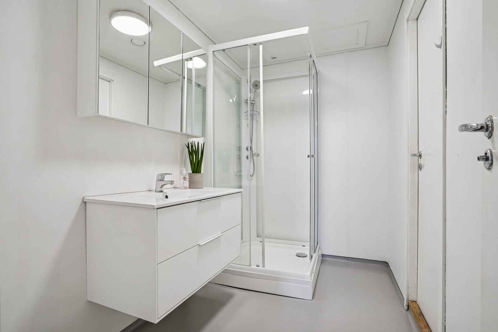 Badet i leiligheten har våtromsbelegg på gulvet og malte vegger. Galleribilde