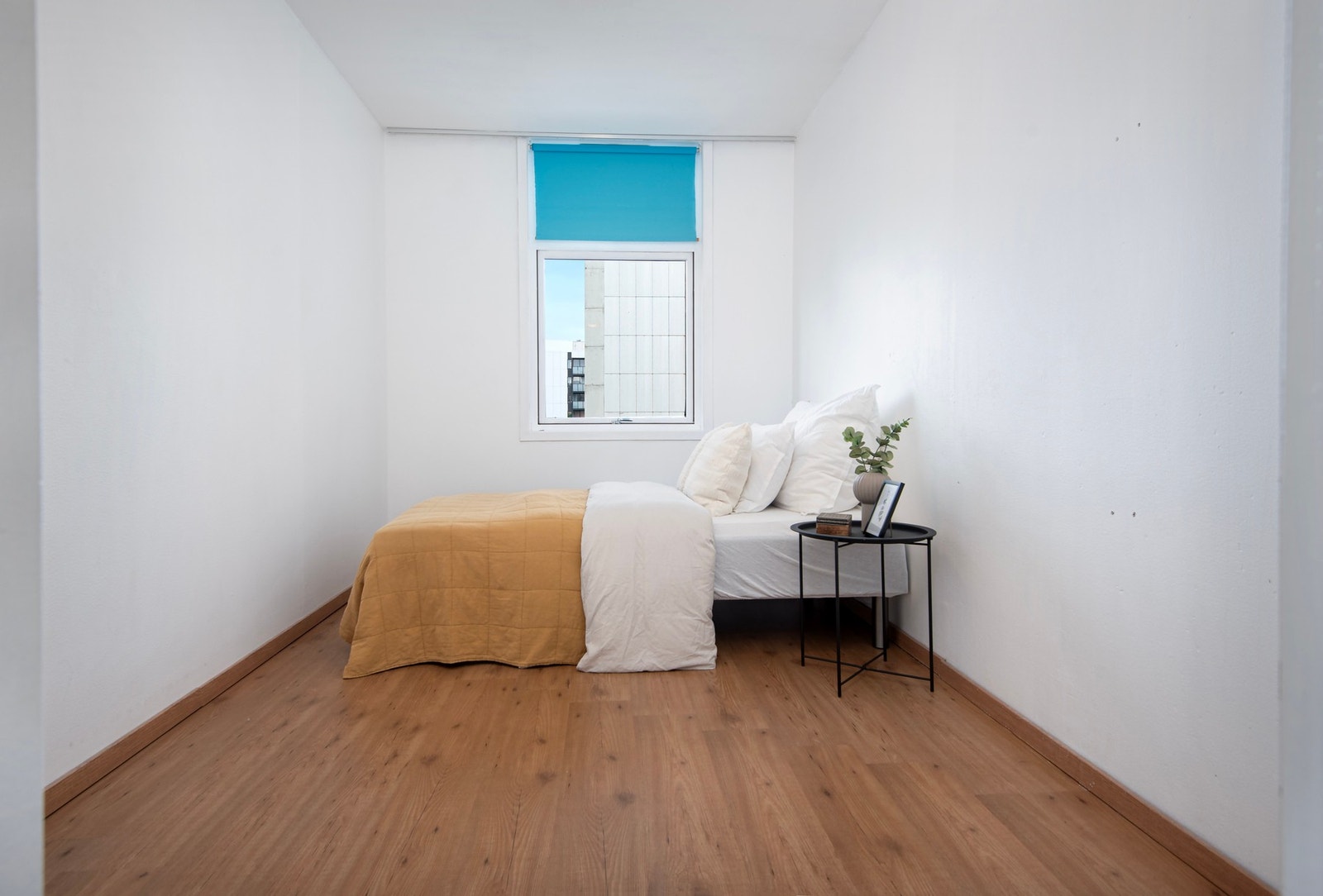 Soverom nr. 2 har samme lyse overflater som øvrige rom. Plass til seng og nattbord, samt kommode om ønskelig. Galleribilde