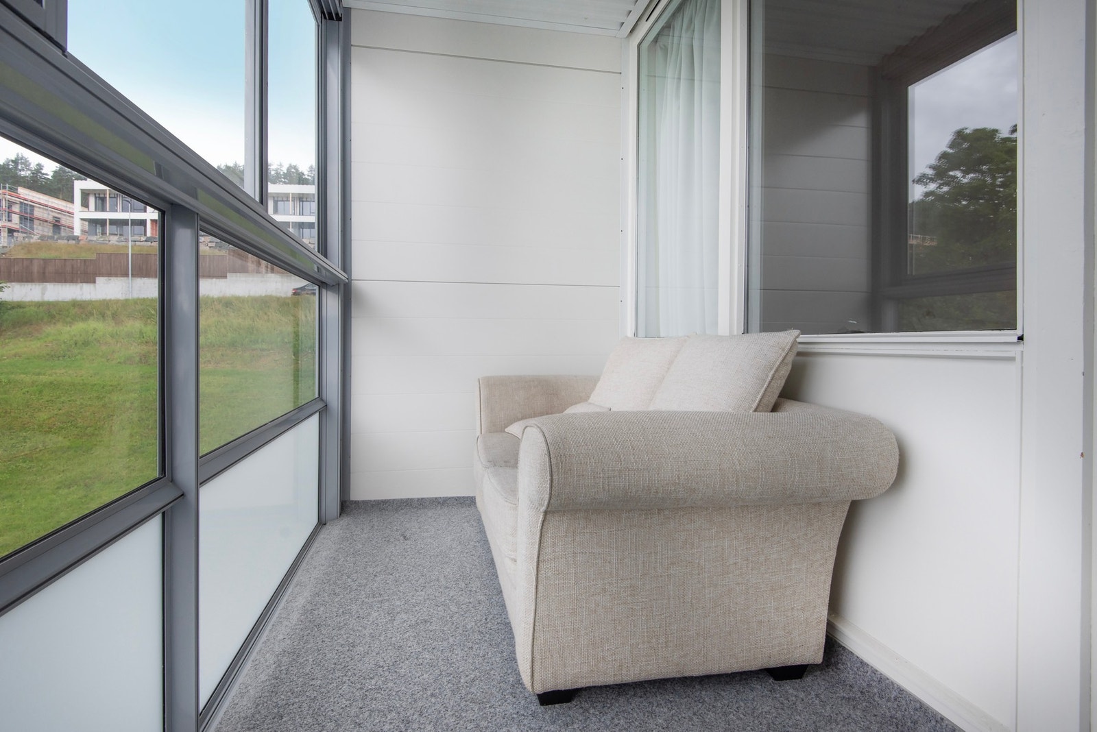 Balkongen har et areal på 5 kvm, og her kan en møblere med sittegruppe. Galleribilde