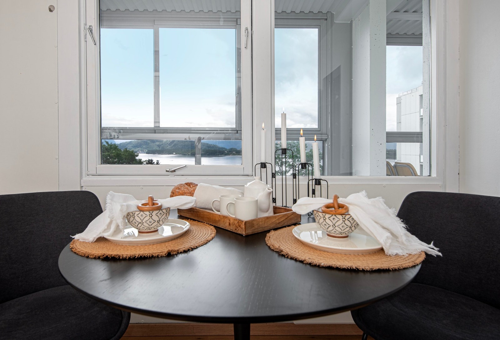 Det er plass til spisebord på kjøkkenet. Galleribilde