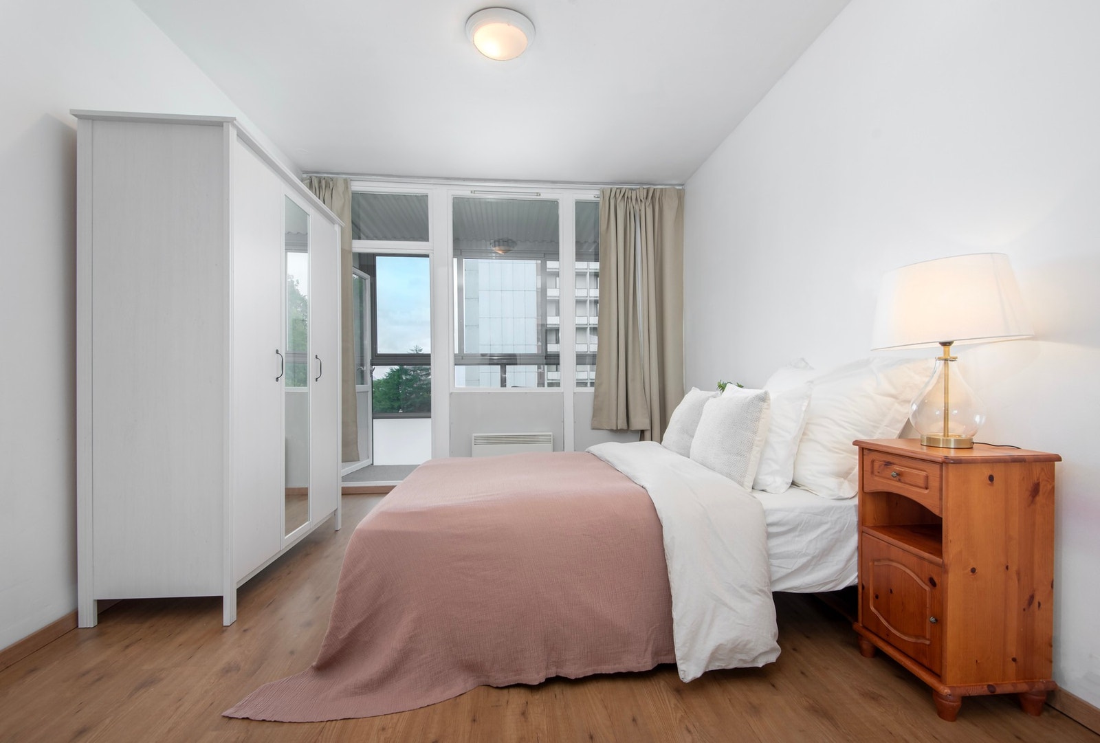 - samt to garderobeskap for oppbevaring av klær i rommet. Galleribilde