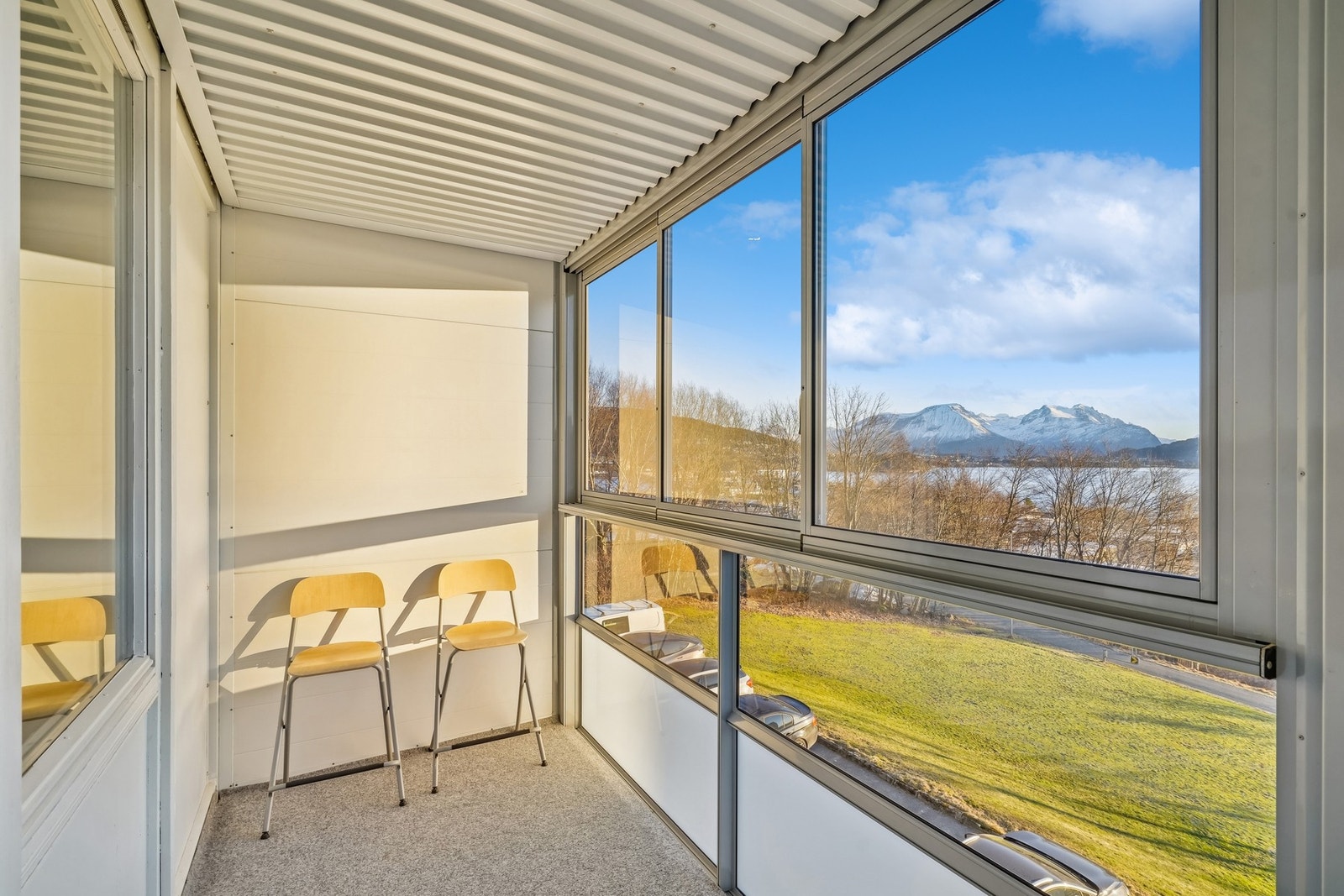 Balkongen har et areal på 18 kvm og har god plass til møblering. Galleribilde