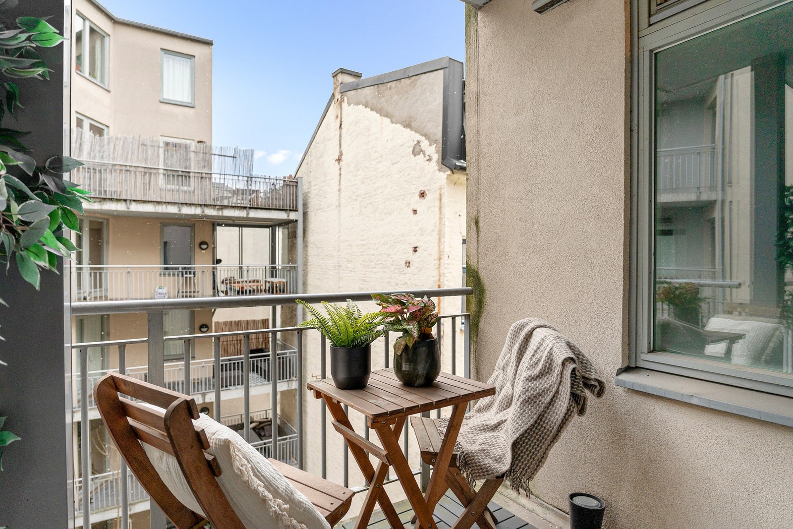 Vender mot rolig bakgård. Galleribilde