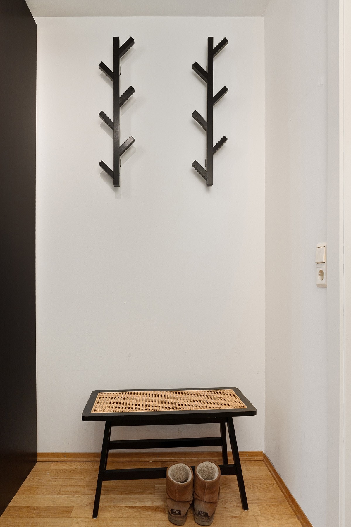 Rommet fungerer som et naturlig knutepunkt i leiligheten og gir et ryddig og innbydende førsteinntrykk, med god romfølelse og effektiv utnyttelse av arealet. Galleribilde