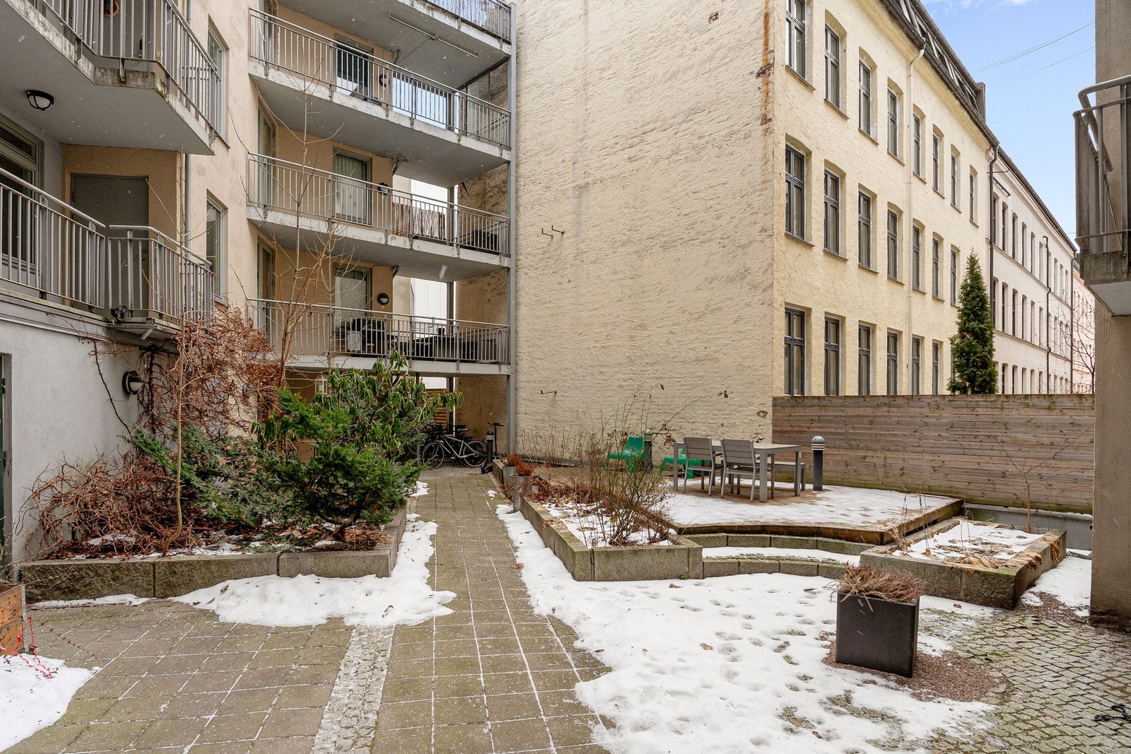 Opparbeidet bakgård med beplantning i flotte omgivelser. Galleribilde