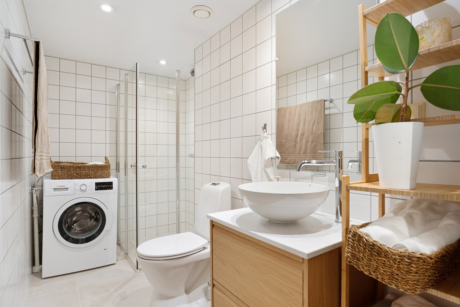 Opplegg for vaskemaskin og tørketrommel. Avtrekk i himling og downlights i tak. Galleribilde