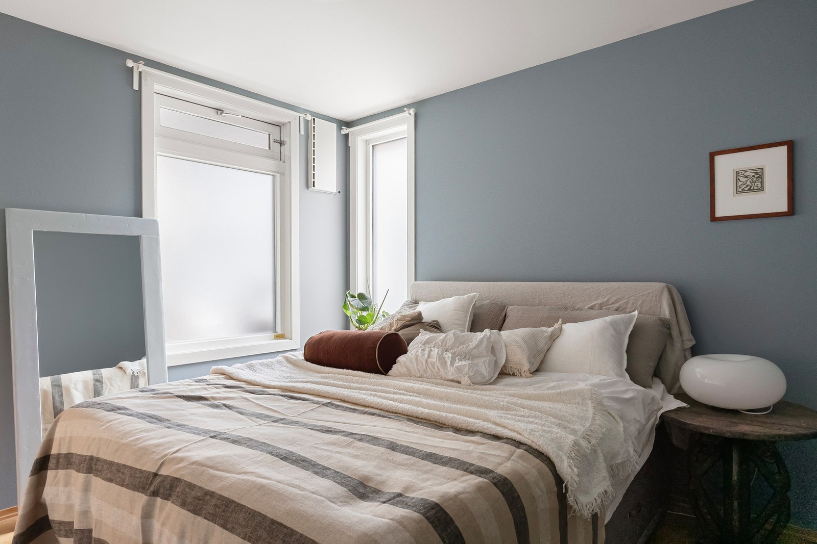 Det er god plass til dobbeltseng med tilhørende nattbord, samt mulighet for ekstra møblement. Galleribilde