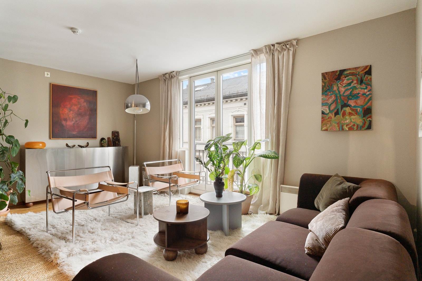 Boligen fremstår lys og innbydende med store vindusflater som gir rikelig med naturlig lys. Galleribilde