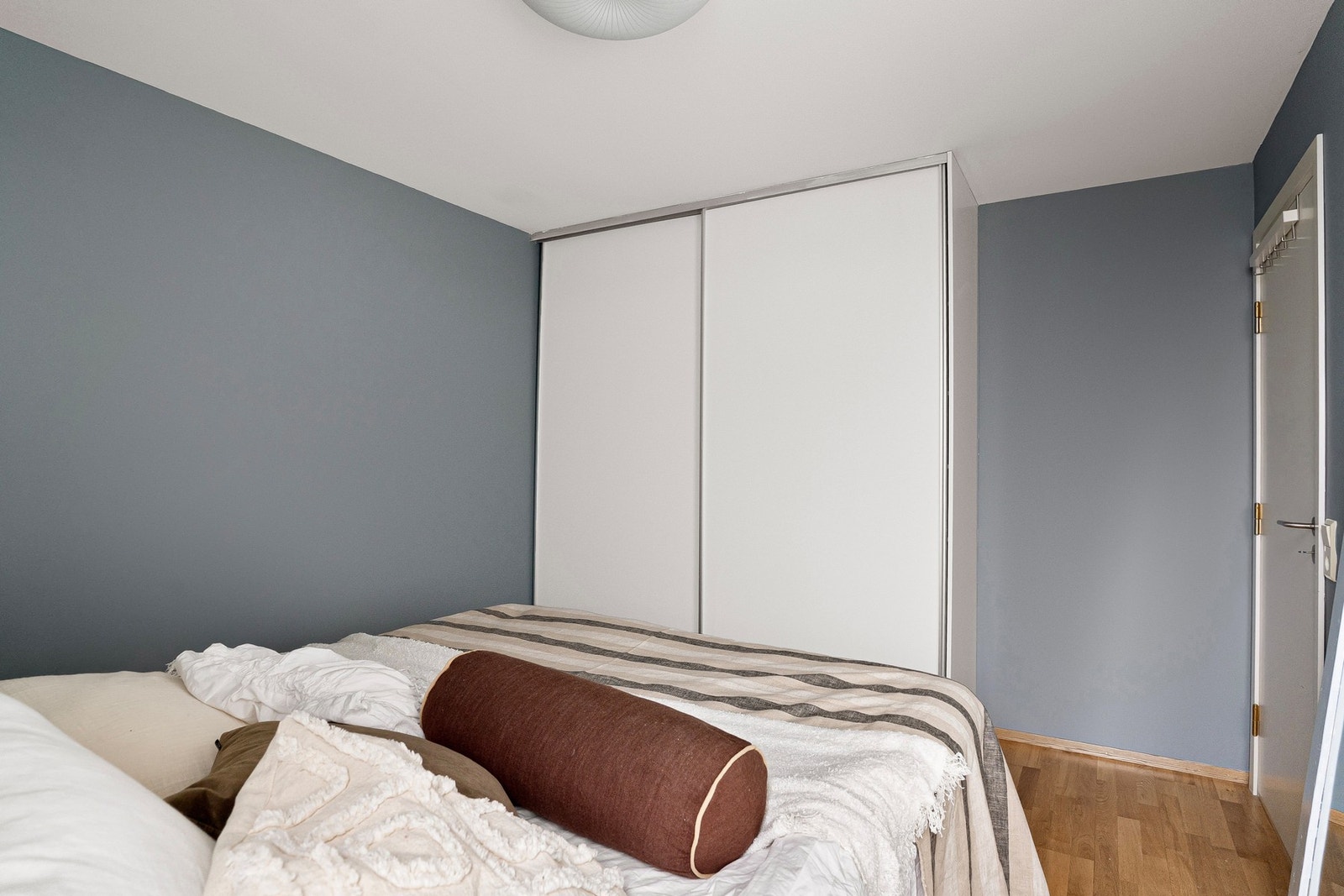 Skyvedørsgarderobe gir rikelig med skapplass og bidrar til et ryddig og lett møblerbart rom. Galleribilde