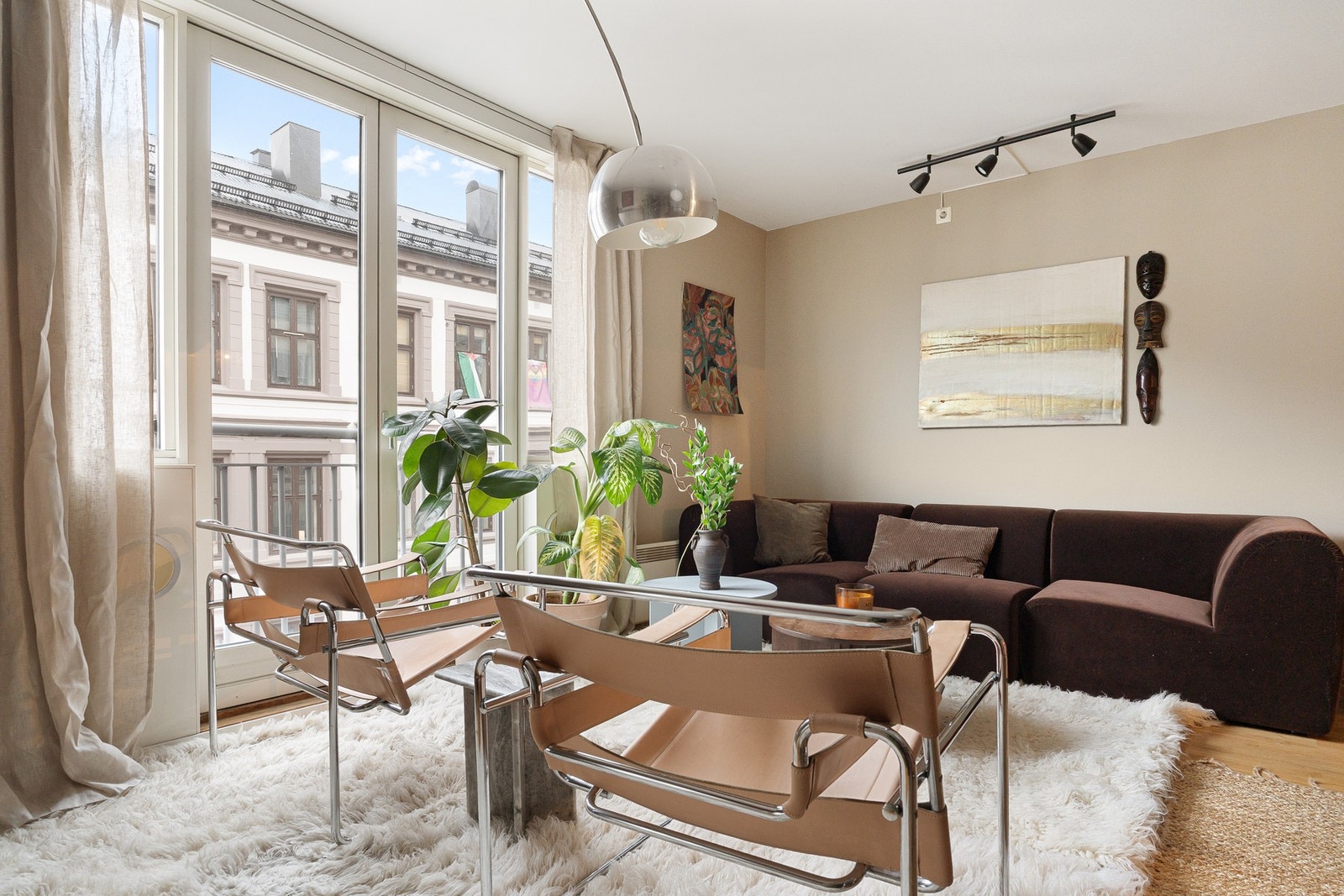 Bygget er fra 2003 og byr på moderne standard, heis, fransk balkong og tilgang til felles takterrasse. Galleribilde